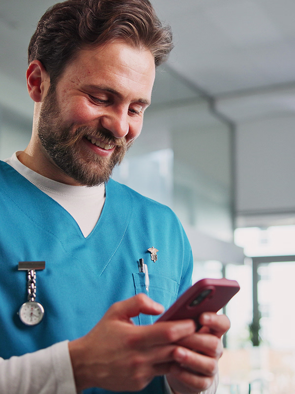Pfleger am Handy um elearning Chat zu nutzen