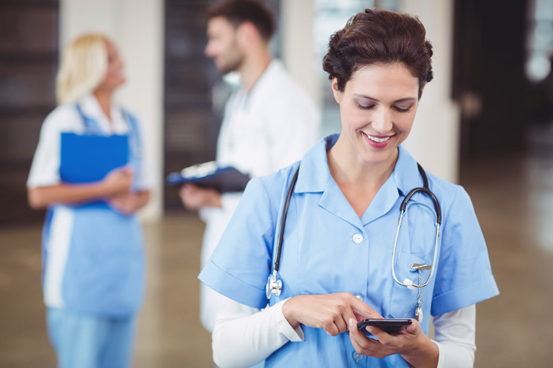 Pflegerin chattet mit eLearning App